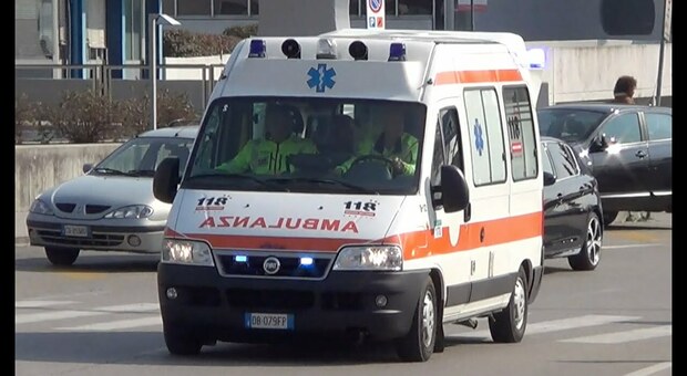 Udine, cade dal tetto su cui stava lavorando: morto un operaio di 34 anni