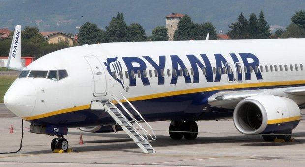 Ryanair, cancellati voli su Napoli: «Pronte richieste di risarcimento»