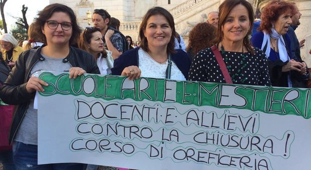 Roma, scuola di Arti e Mestieri, protesta dei docenti in Campidoglio: «Rischiamo la chiusura»