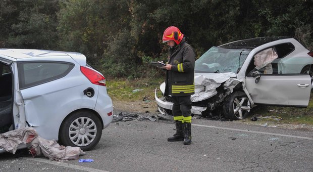 Roma, incidente fra tre auto sulla Litoranea: due feriti, uno è grave