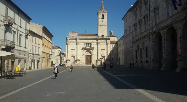 Ascoli, panche distanziate e bollini verdi a terra: il Duomo riapre, ma solo per 205 fedeli