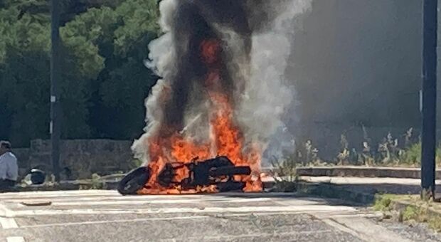 Ancona, choc in mezzo alla strada: lo scooter finisce a terra ed è divorato dalle fiamme