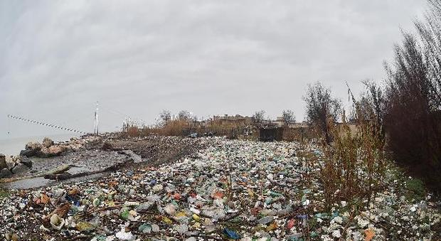Tonnellate di immondizia trascinate dalle correnti: oasi campana in pericolo