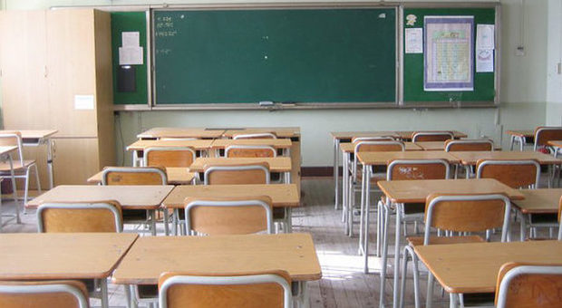 Maestra indagata per molestie: avrebbe baciato un alunno di 10 anni