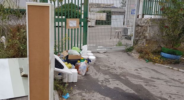 Napoli Est, isola ecologica chiusa: deposito di rifiuti all'ingresso
