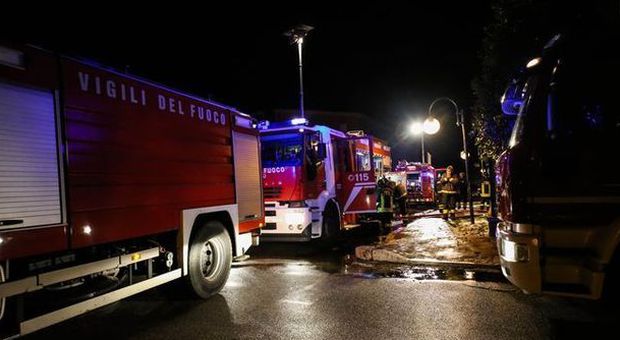 Latina, nuovo attentato incendiario: bruciata l'auto di un commerciante a Terracina