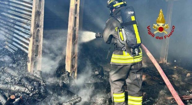 Deposito in fiamme, l'intervento dei vigili del fuoco a Morrovalle