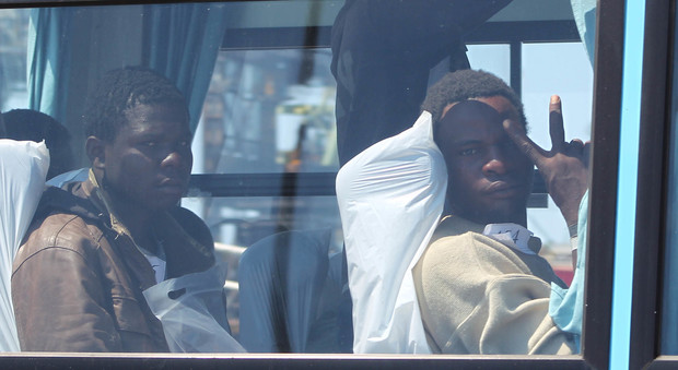 Migranti, in 952 sbarcati a Taranto da nave Diciotti