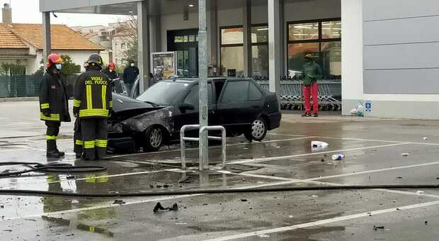 L'auto prende fuoco nel parcheggio del supermercato: il conducente salta fuori appena in tempo