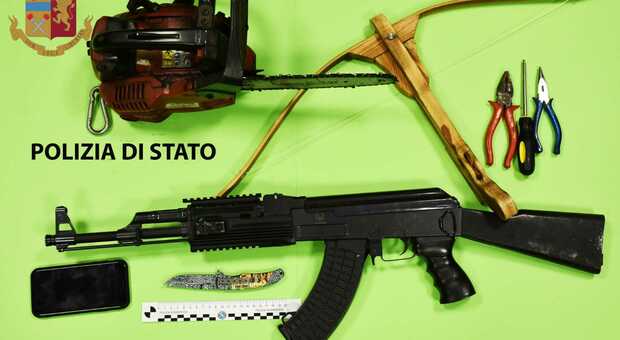 Blitz nel nascondiglio del pusher di Lido Tre Archi: di fianco alla Playstation una motosega e il Kalashnikov (finto)