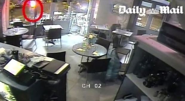 Parigi, l'attacco al bistrot finisce sul web: «L'uomo che spara è Salah»