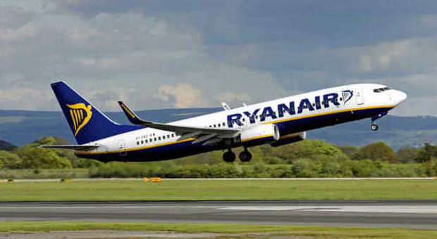 Hostess ustiona i genitali a un passeggero Ryanair costretta a un maxi risarcimento