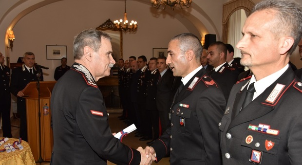 Il generale di Corpo d’Armata Vincenzo Giuliani consegna i riconoscimenti