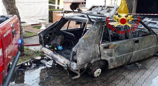 Auto a gpl prende fuoco in garage: distrutta dal rogo