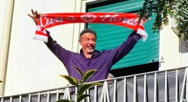Sylvester Stallone è cittadino onorario di Gioia del Colle: show per i fan con la sciarpa "Forza Bari"