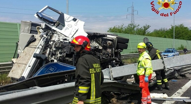 Verona, camion si ribalta oltre il guard-rail: autista scaraventato fuori: morto