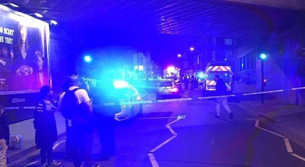 Londra, tre uomini accoltellati davanti alla stazione di Parsons Green: "Non è terrorismo"