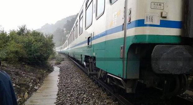 Santa Margherita, frana sui binari per il maltempo: treno deraglia, ritardi fino a 60 minuti