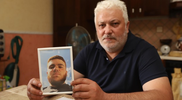 Raffaele Turco con la foto del figlio ucciso