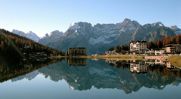 Lago di Misurina, una falla nella sponda: «Rischia di sparire» un luogo simbolo delle Dolomiti
