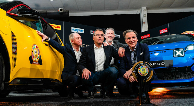 Il team di Renault festeggia la vittoria dell'Auto dell'Anno 2025