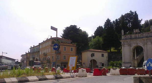 In piazzale Fraccon, porta est di Vicenza, la viabilità è nel caos