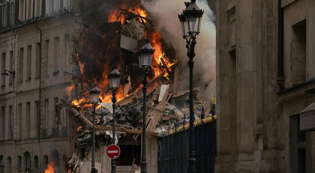 Incendio a Parigi, crolla una scuola dopo l'esplosione: «Ci sono persone sotto le macerie, 4 feriti gravi» VIDEO