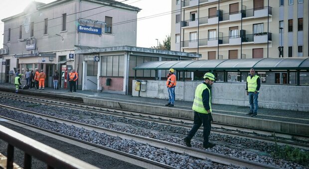 Incidente treno Brandizzo. La procura di Torino: «Gravi violazioni delle misure di sicurezza». L'ipotesi del dolo eventuale