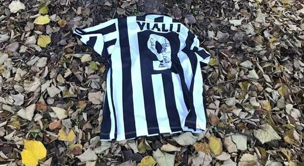 Vialli, ritrovata la maglia rubata a Cremona: «Ha un valore speciale, come l'esempio di Gianluca»