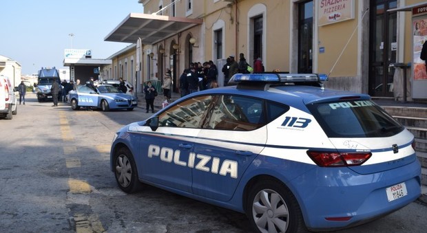 San Benedetto, senza biglietto sul bus, picchia 2 agenti della Polfer