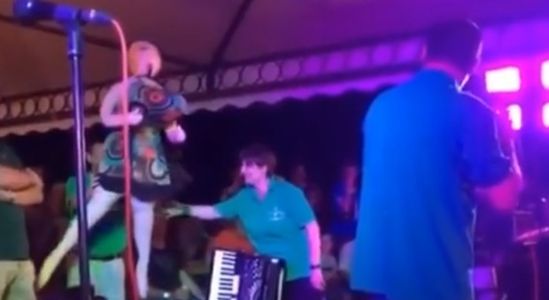 Salvini sul palco a Cremona con una bambola gonfiabile: ecco la sosia della Boldrini