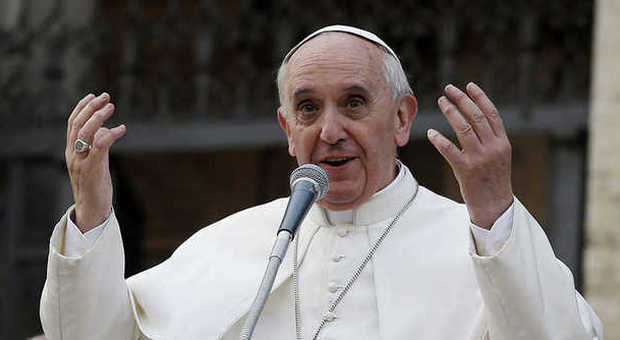 Papa Francesco, oggi compie 77 anni: messaggi d'auguri in tutte le lingue del mondo