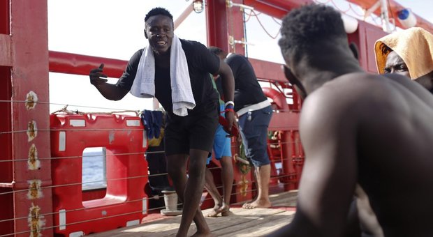 Ocean Viking, 82 migranti sbarcati a Lampedusa. Altri arrivi nella notte