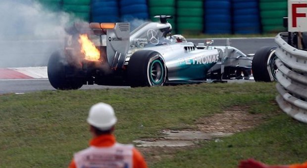 Gp Ungheria: in fiamme auto Hamilton Ferrari, Raikkonen è già fuori