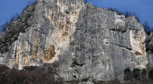 Freeclimber vola per 6 metri e sbatte contro la parete di roccia: è grave