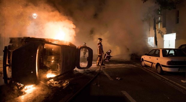 Nantes, la polizia uccide un 20enne: città in rivolta, roghi e lanci di molotov
