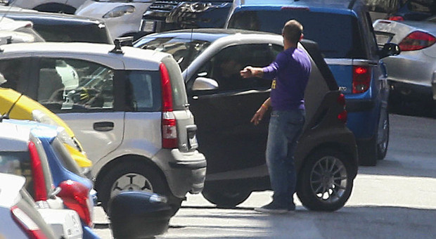 Napoli, sosta selvaggia in centro: denunciati due parcheggiatori abusivi