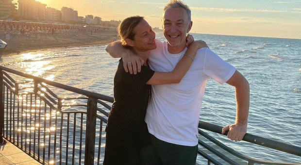 Linus e la sua Carlotta: «Insieme da 30 anni, ma quando ci siamo conosciuti ero sposato. Il primo bacio arrivò così»