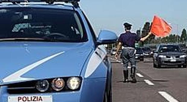 La polizia fa rallentare le auto per un incidente sull'A14