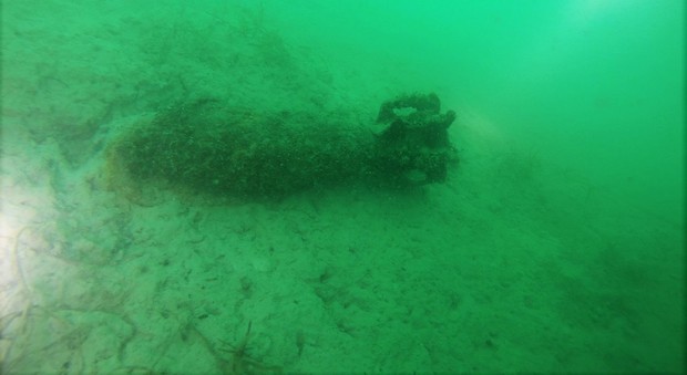 Una delle bombe trovate sul fondale del lago di Cavazzo Carnico dai sub