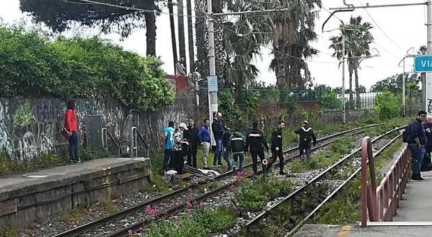 Resta incastrata tra le porte del treno: donna ferita gravemente nel Napoletano