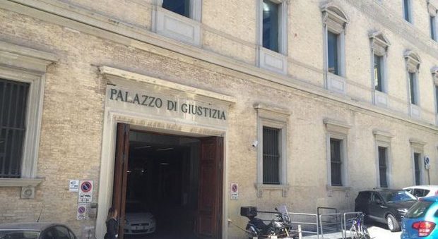 Ancona, violenze sessuali e ricatti tra clochard: condannato a 7 anni