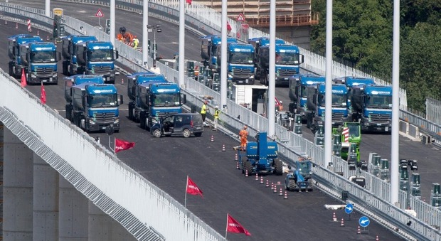 Ponte di Genova, la prova del nove: 56 camion da 44 tonnellate attraversano insieme il nuovo viadotto