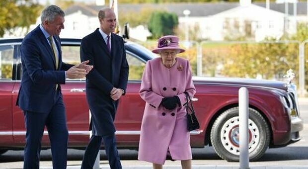 La Regina Elisabetta torna in pubblico dopo 7 mesi di isolamento