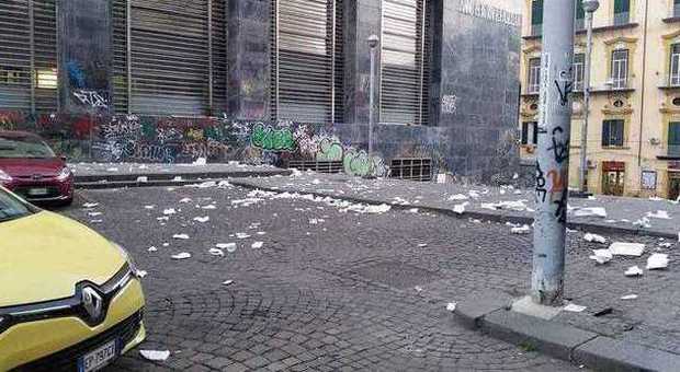 La mail | «Ecco piazza Matteotti stamane. Un mare di immondizia e puzza di pipì che fa venire il vomito»