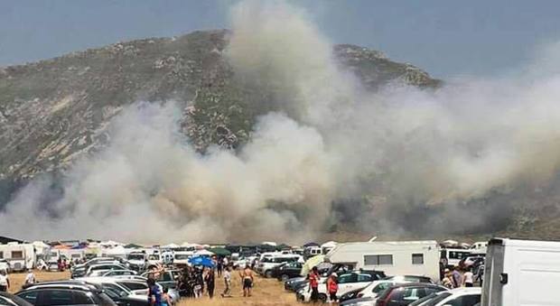 Abruzzo, le fiamme minacciano Rigopiano: in azione i canadair