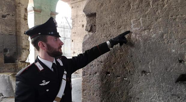 Colosseo, turista incide su un pilastro le iniziali della famiglia: denunciata