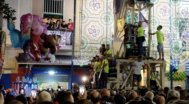 Napoli, la notte più lunga di Barra: migliaia in strada per la festa dei gigli