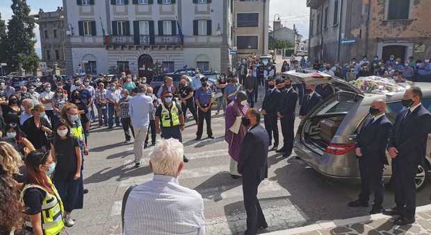 Ex carabiniere ucciso, folla al funerale in Abruzzo (foto Colacioppo)