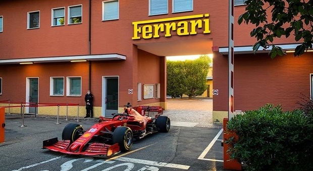 Ferrari, ripartenza storica: Leclerc varca il cancello delle Officine classiche a bordo della SF1000
